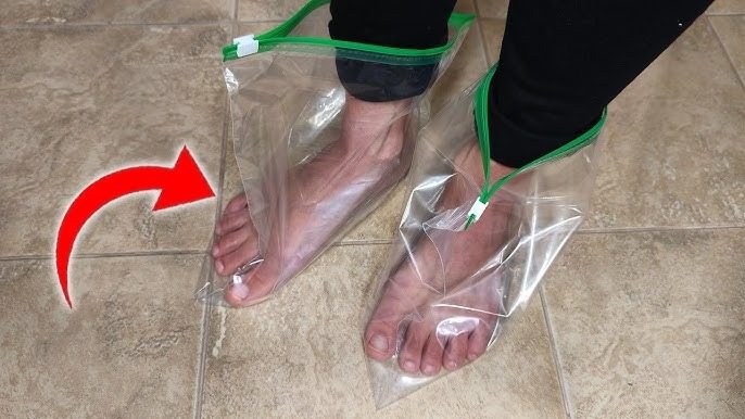 Immer mehr Menschen stecken ihre Füße in Plastiktüten – und das aus gutem Grund!