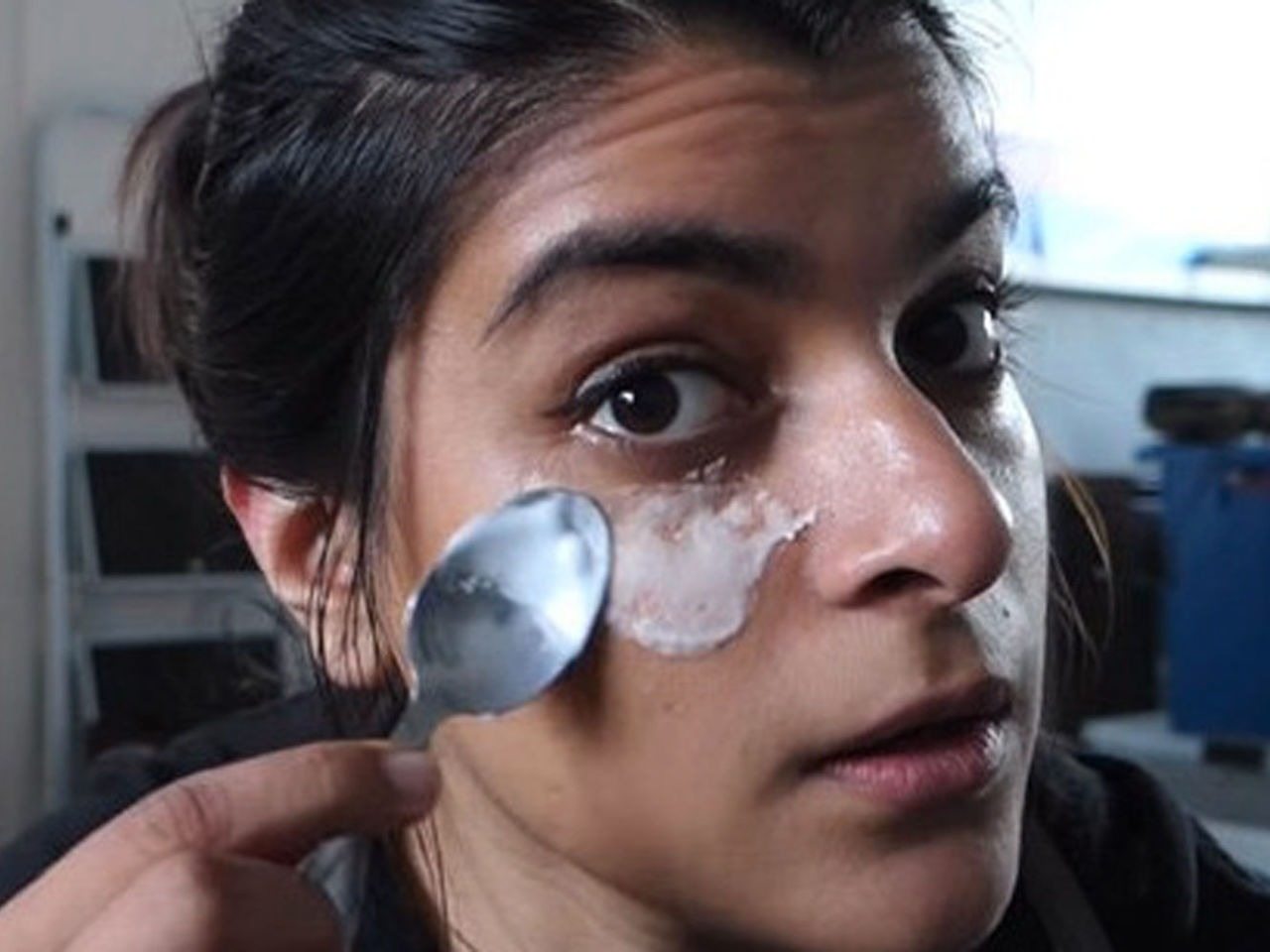 Die Idee, Natron gegen Augenringe zu verwenden, ist, gelinde gesagt, fragwürdig
