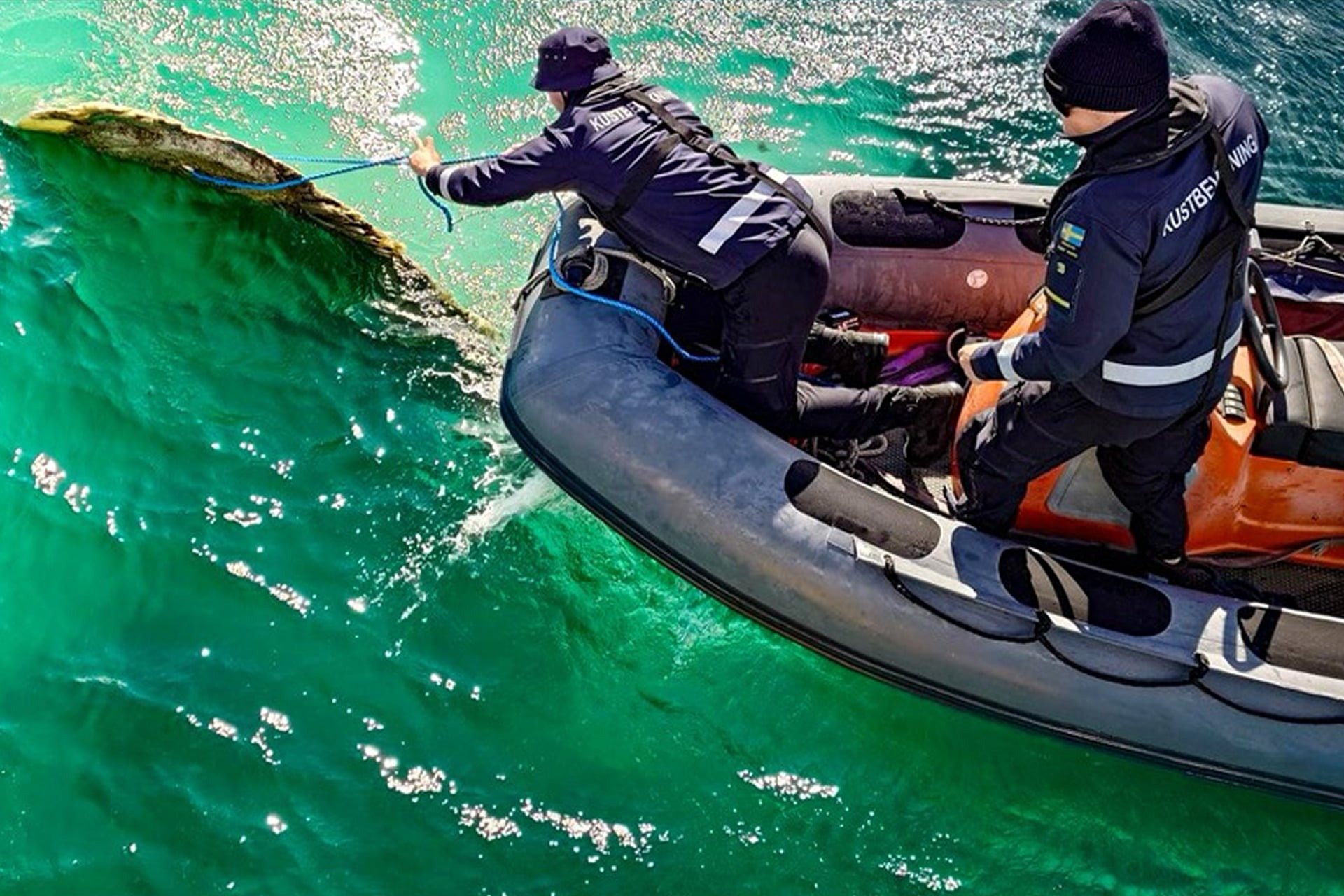 Die Küstenwache sichtete ein treibendes Objekt und untersuchte es genauer