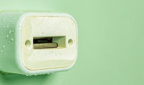 SIM-Karte ins Ladegerät stecken? Die Wahrheit hinter diesem viralen „Trick“ ➤ Globenow.info