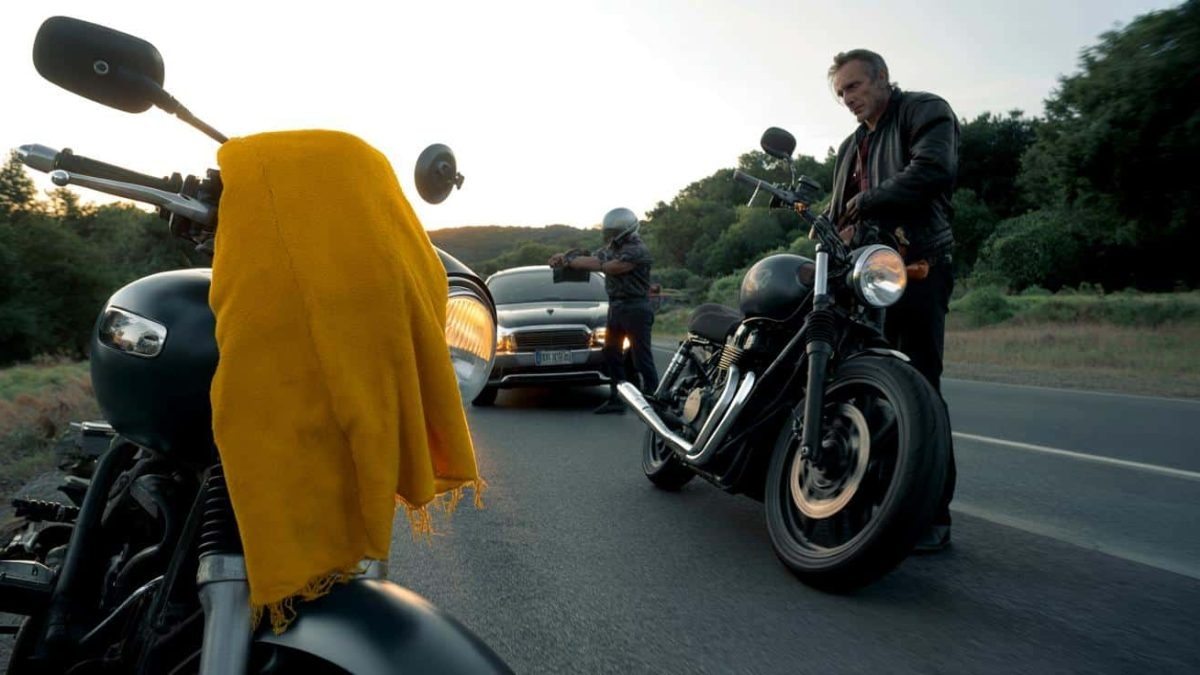 Fahrradfahrer nähern sich dieser LKW-Fahrerin, ohne zu ahnen, dass sie eine bekannte Persönlichkeit ist