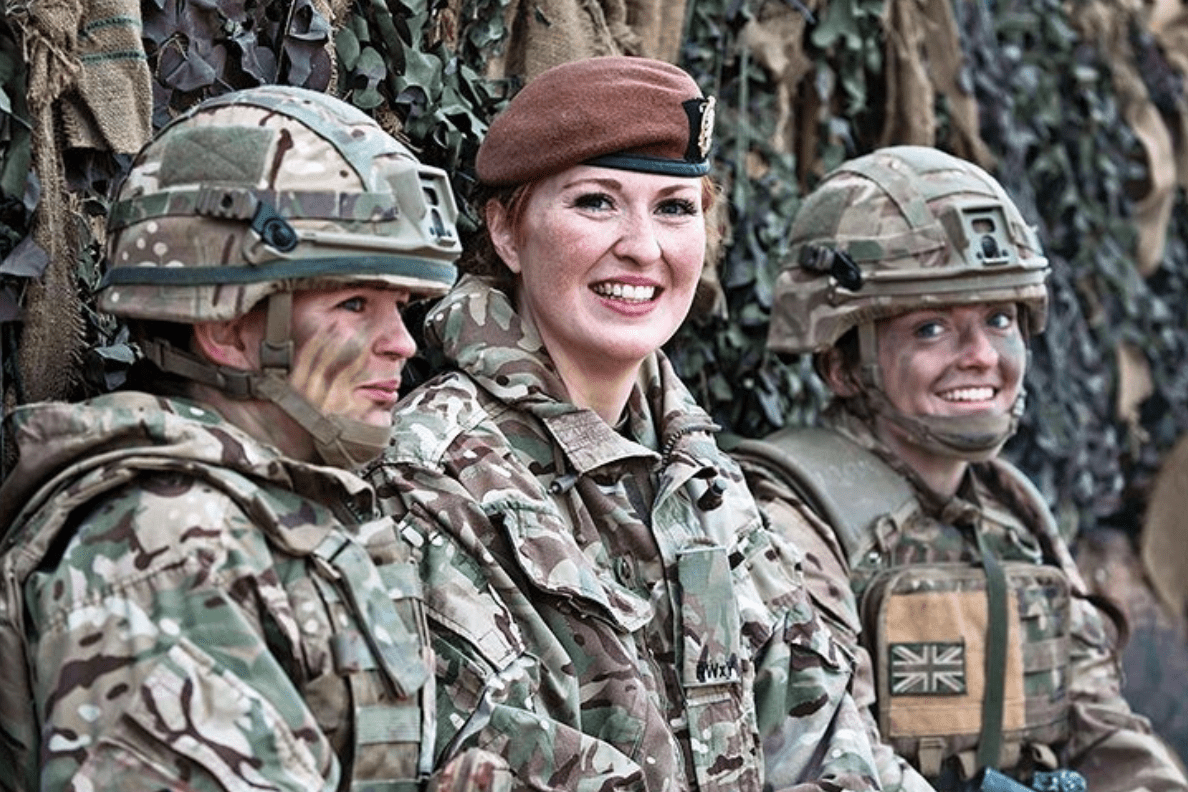 Soldatinnen zeigen ihre beeindruckenden Figuren auf neuen Fotos